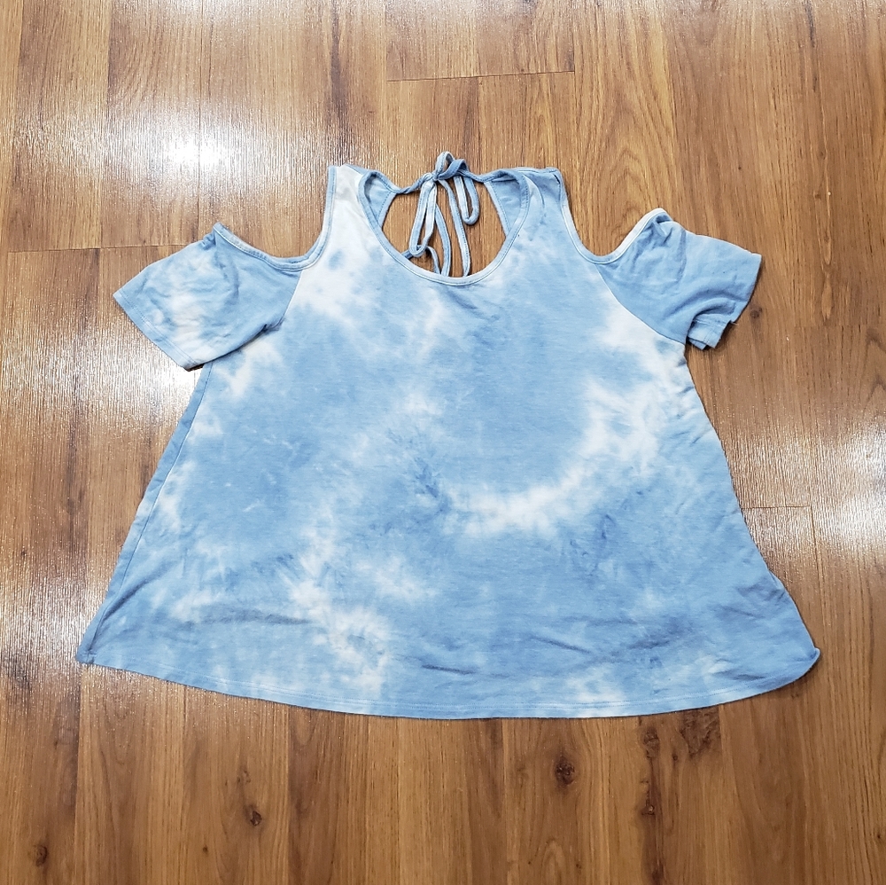 Cold shoulder tied open-back top!